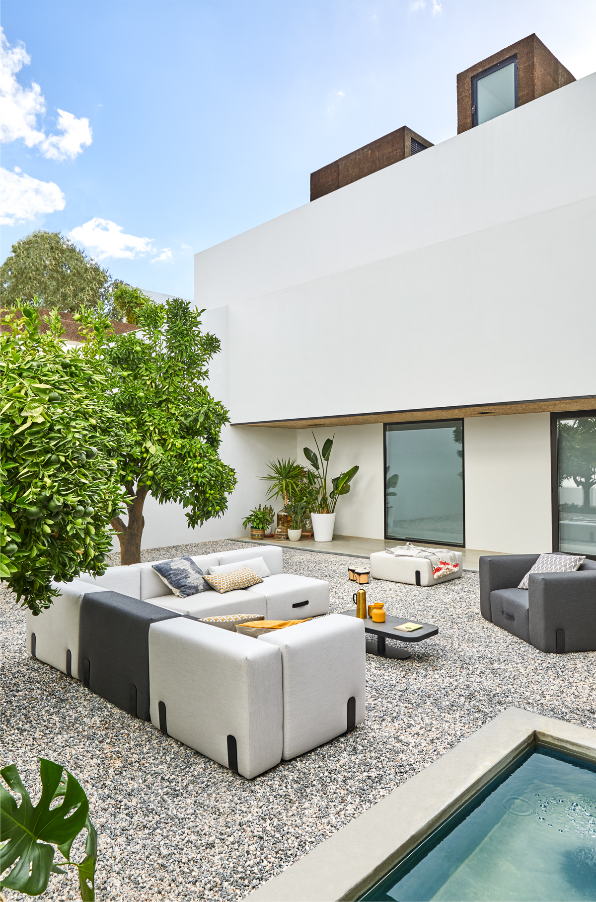 Modulare Lounge-Möbel am Pool