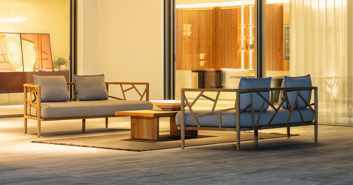 AURA Sofas bei Dämmerung mit Glashaus