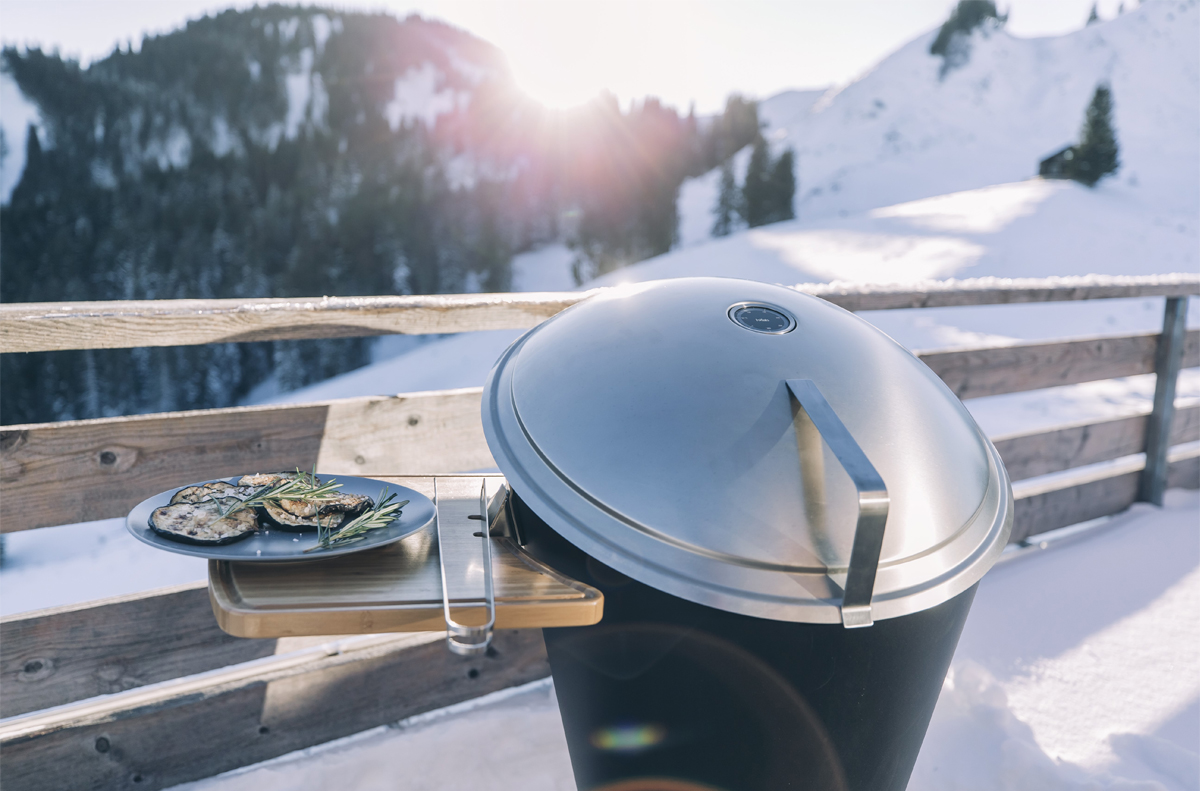 CONE Grill im Schnee auf Berghütte