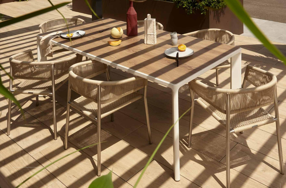 Dining-Set mit Holz-Lamellentisch und beigen Seilstühlen