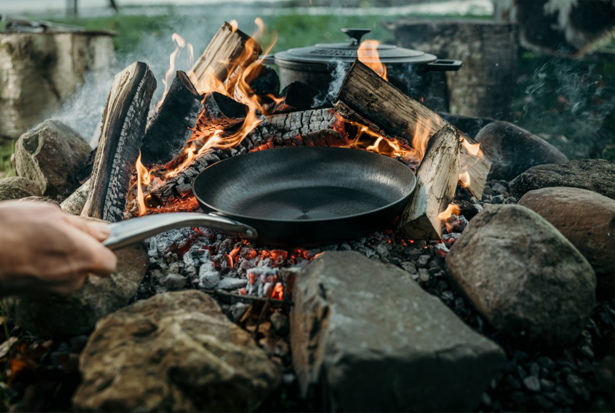 Lagerfeuer mit Pfanne und Topf in Flammen
