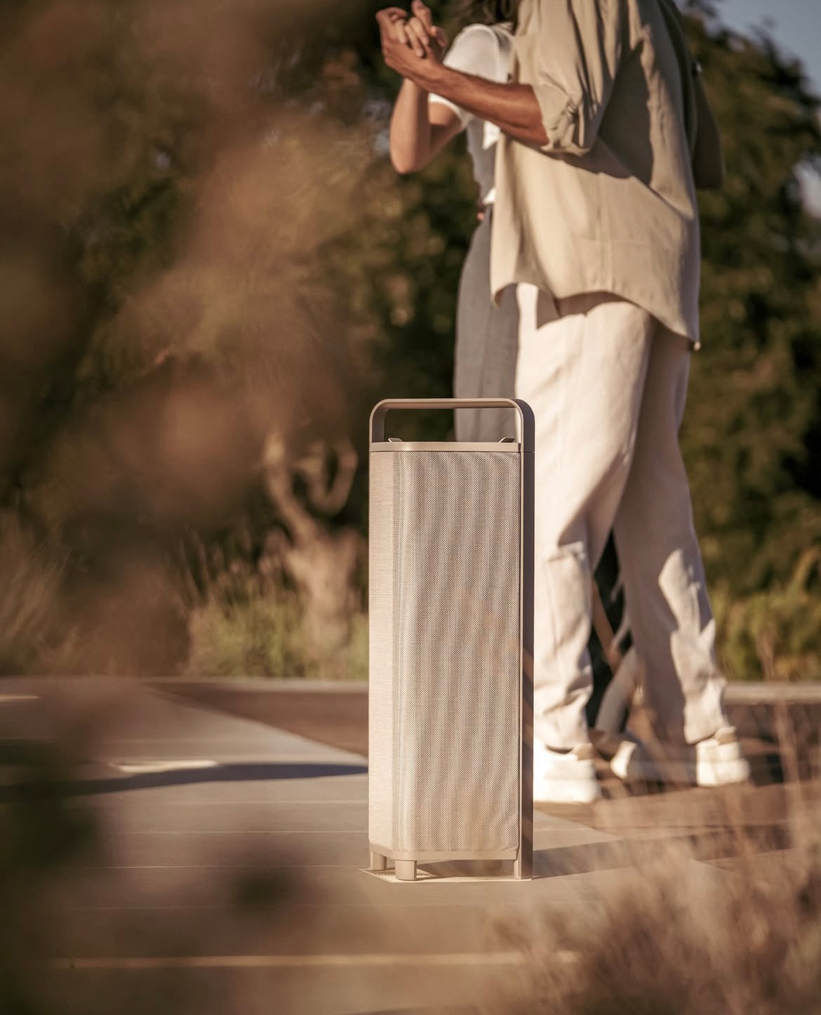 Sonoro auf Terrasse mit tanzendem Paar