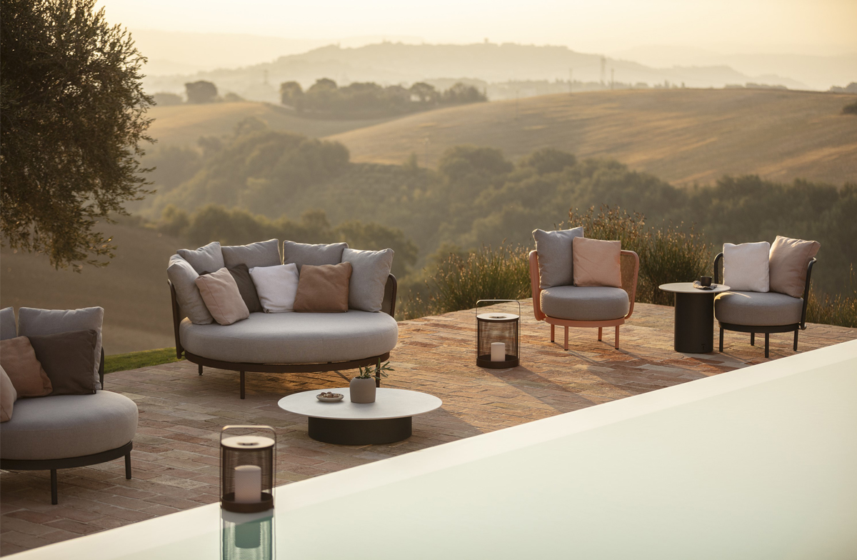 BAZA Round Daybed bei Dämmerung über Toskana-Hügeln