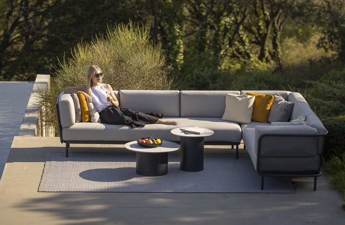 BAZA modulares Ecksofa mit gelben Kissen am Pool