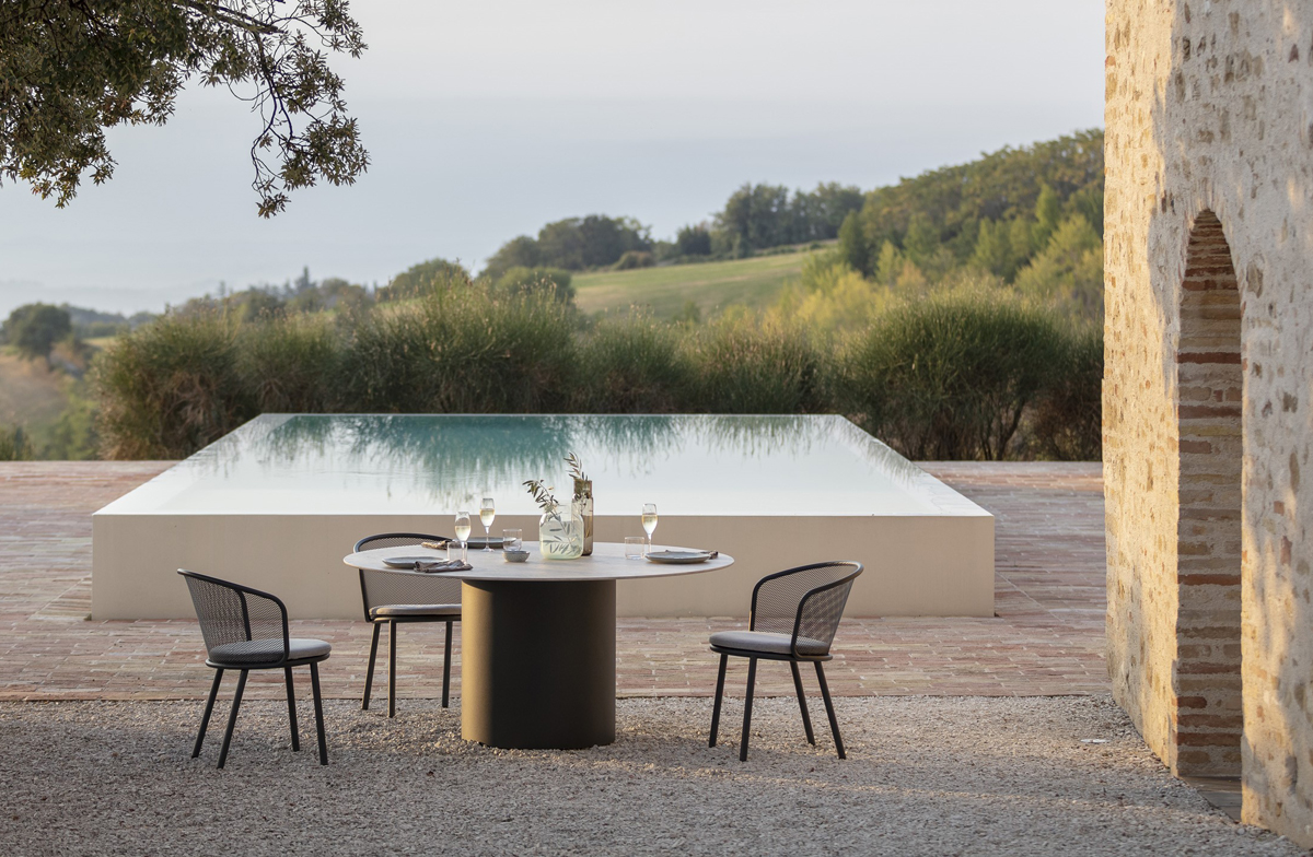 BRANTA Esstisch am Infinity-Pool mit Landschaftsblick
