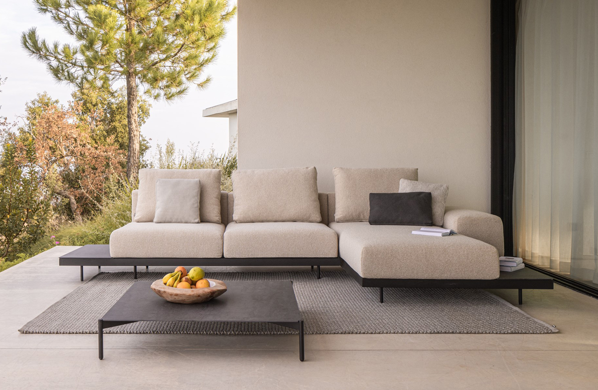 DONGO Chaise Lounge auf überdachter Terrasse