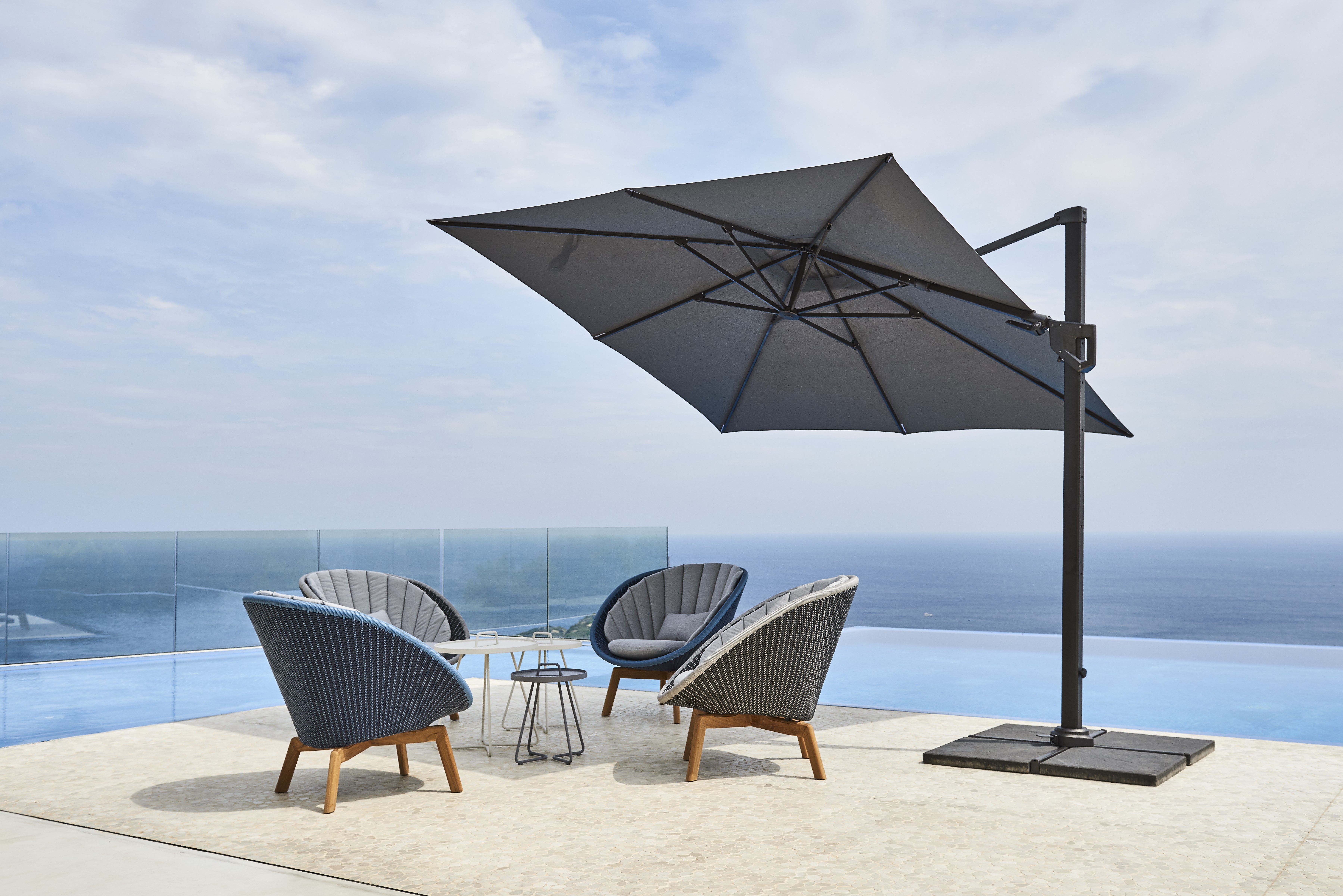 Der Hyde Luxe Sonnenschirm in 3 x 4 m von Cane-line mit Aluminstange und UV-resistentem Stoff.