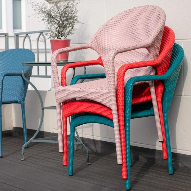 Full of Colours – gestapelte Rattanstühle in pink, rot und petrol