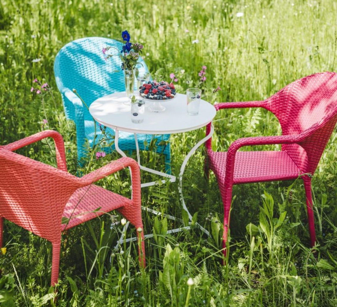 Full of Colours – drei bunte Geflecht-Stühle auf Frühlingswiese