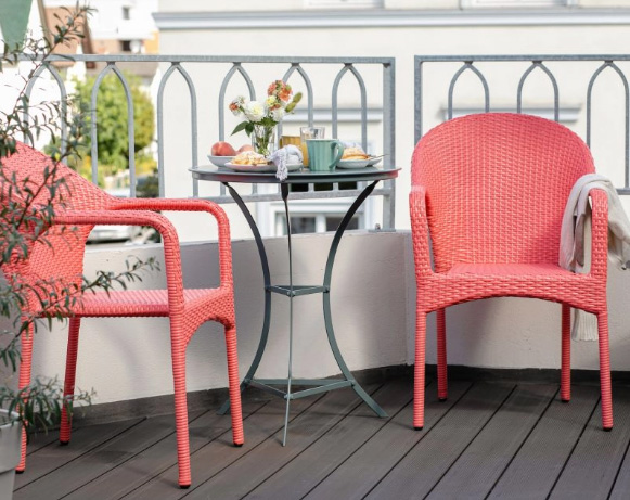 Full of Colours – koralle Korbsessel auf Balkon