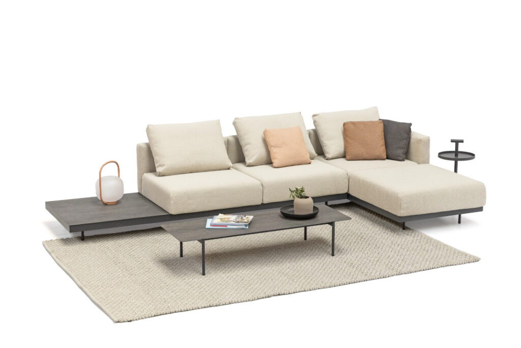 Outdoor Living Rooms – cremefarbenes modulares Sofa-Set