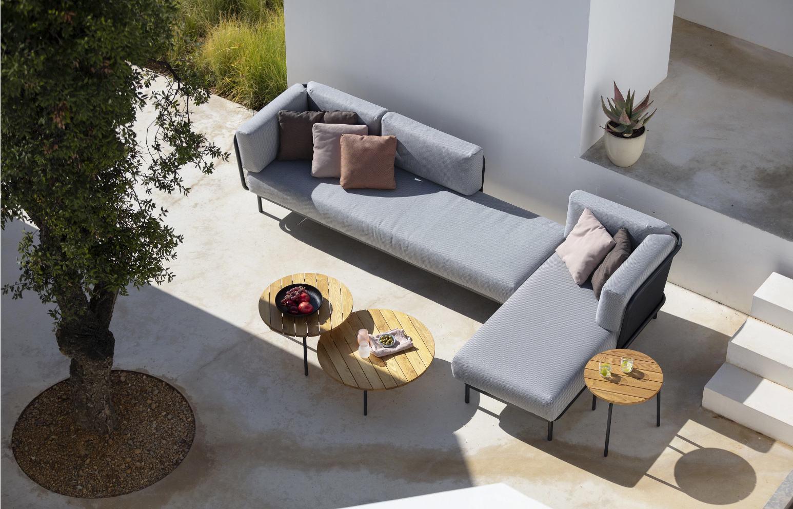 Outdoor Living Rooms – graues Sofa von oben
