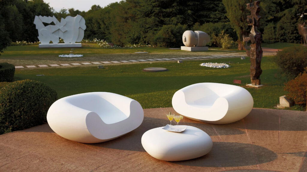 White Gardens – weiße Outdoor-Möbel auf Terrasse