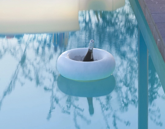 White Gardens – schwimmender Champagnerkühler im Pool