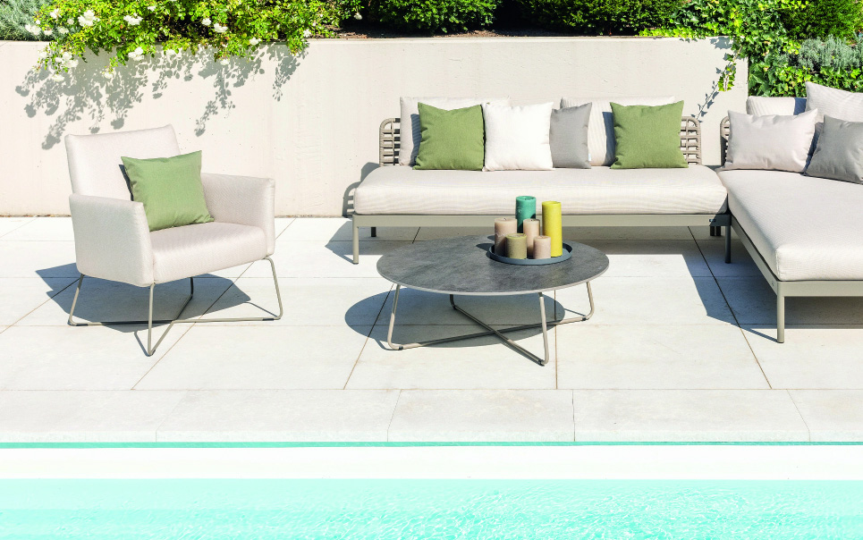 White Gardens – weißes Sofa mit blauen Kissen