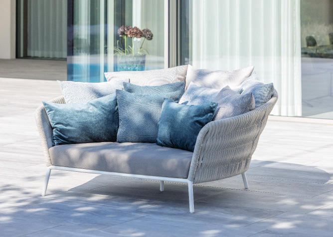 White Gardens – helle Outdoor-Lounge am Pool