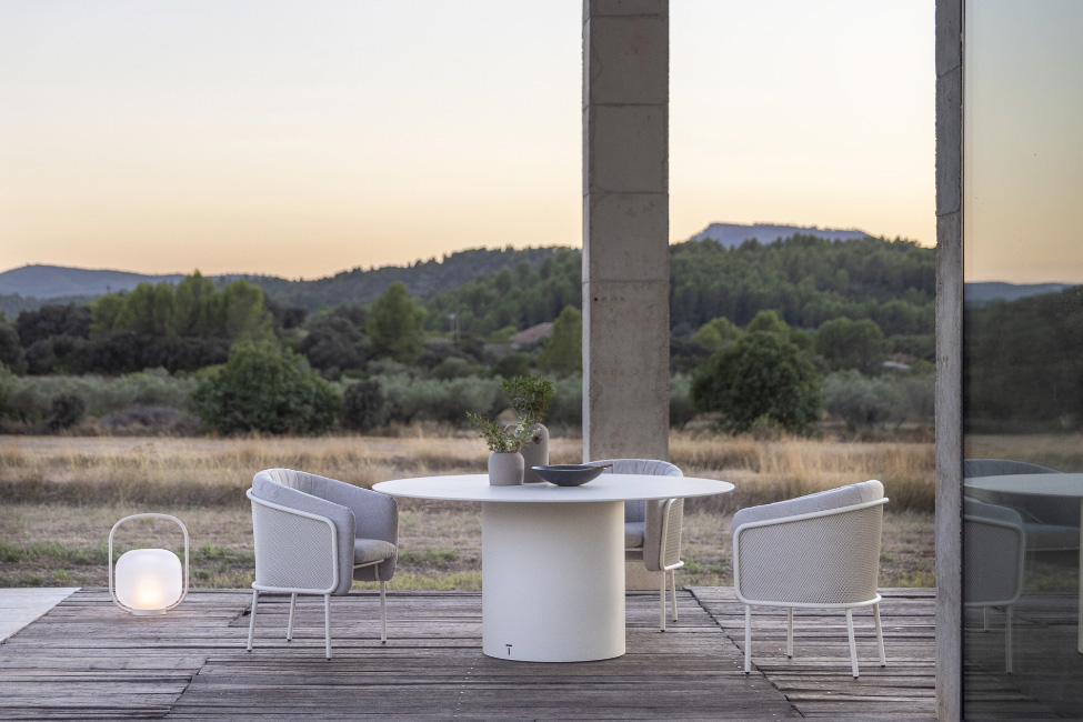 White Gardens – weißer Dining-Tisch auf Holzterrasse